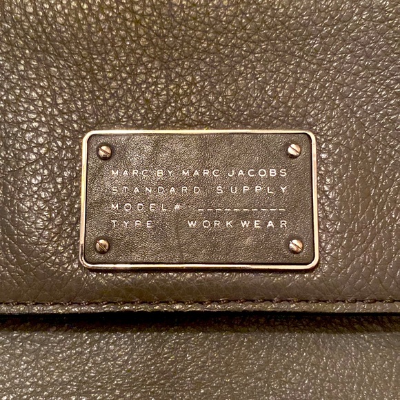 SOLD! Marc by Marc Jacob’s Gray Leather Cross Body Purse - Picture 3 of 9